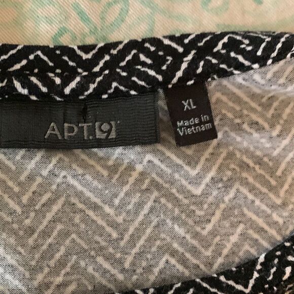 Pit to pit 21 inches the length and shoulder to him is 31.  9/1 - Picture 8 of 8